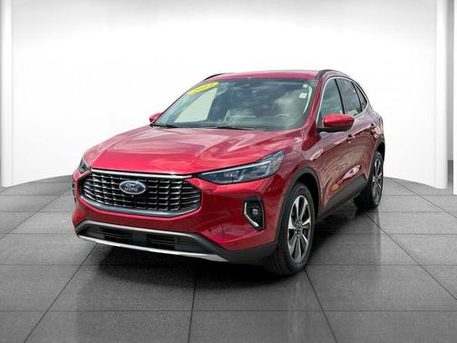 Rapid Red Metallic Tinted Clearcoat 2023 Ford Escape Platinum