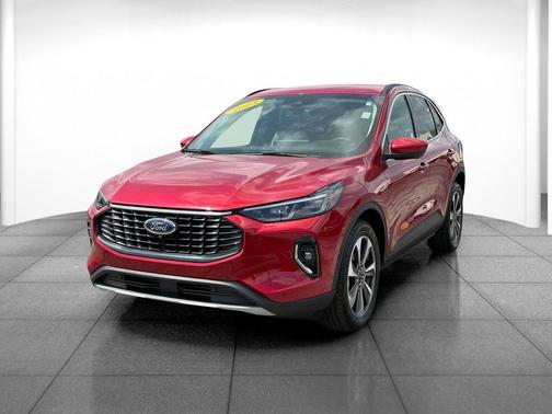 Rapid Red Metallic Tinted Clearcoat 2023 Ford Escape Platinum