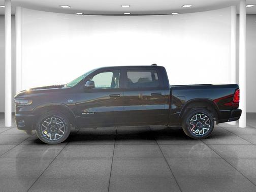 Diamond Black Crystal Pearlcoat 2026 RAM 1500 Laramie