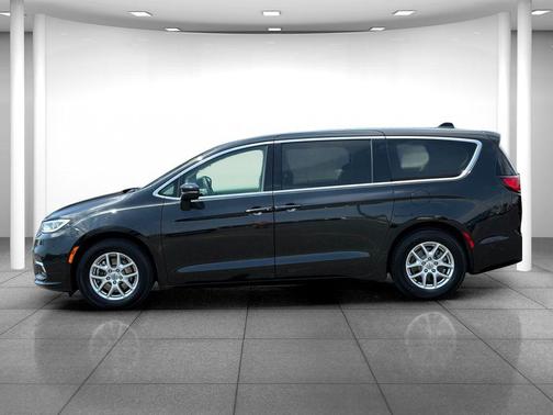 Brilliant Black Crystal Pearlcoat 2023 Chrysler Pacifica Touring L