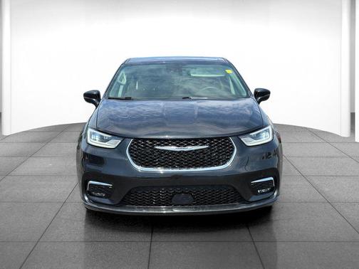 Brilliant Black Crystal Pearlcoat 2023 Chrysler Pacifica Touring L