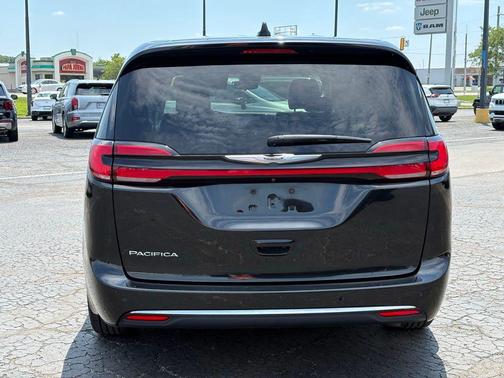 Brilliant Black Crystal Pearlcoat 2023 Chrysler Pacifica Touring L