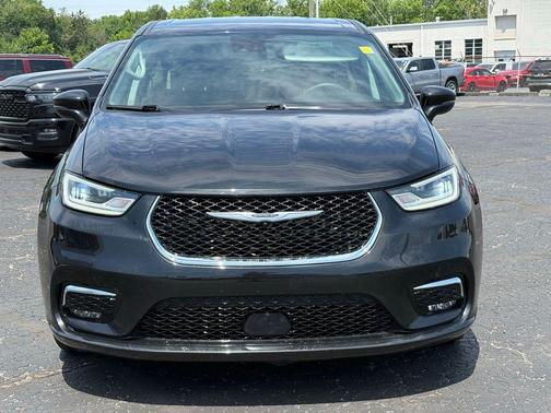 Brilliant Black Crystal Pearlcoat 2023 Chrysler Pacifica Touring L