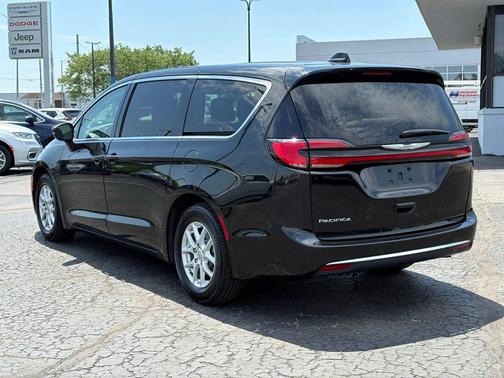 Brilliant Black Crystal Pearlcoat 2023 Chrysler Pacifica Touring L