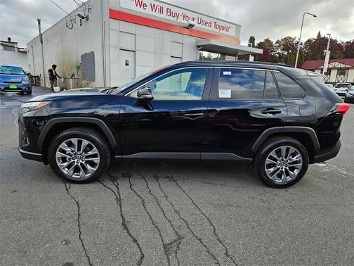 2025 Toyota RAV4 XLE Premium