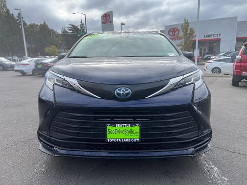 2023 Toyota Sienna LE