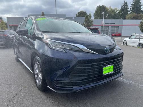 2023 Toyota Sienna LE