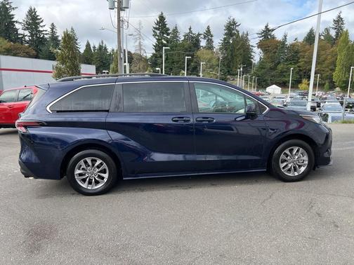 2023 Toyota Sienna LE