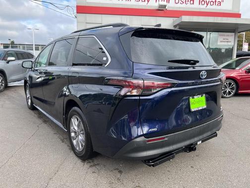 2023 Toyota Sienna LE