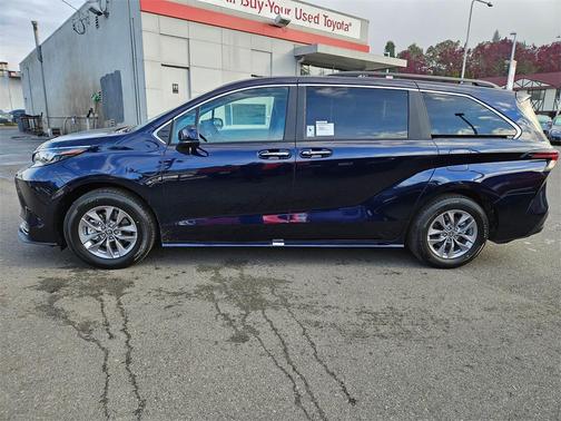2025 Toyota Sienna XLE 7 Passenger