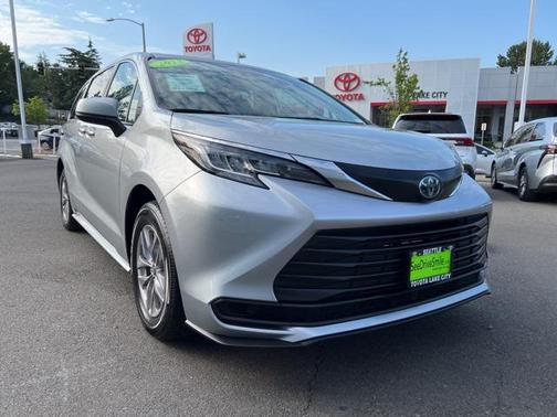 2023 Toyota Sienna LE
