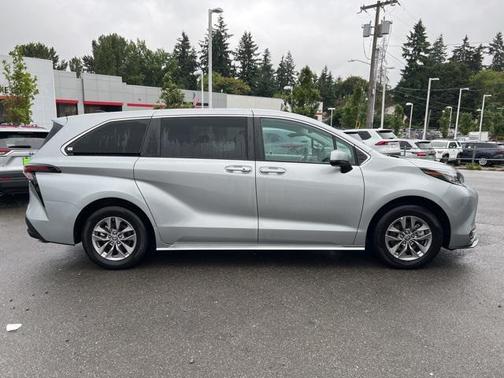 2023 Toyota Sienna LE