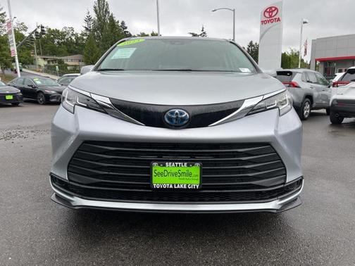 2023 Toyota Sienna LE