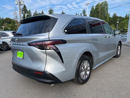 2023 Toyota Sienna LE