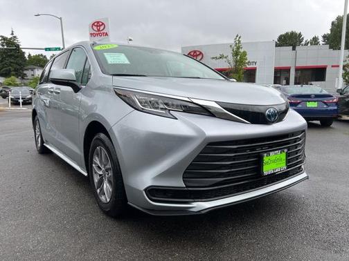 2023 Toyota Sienna LE