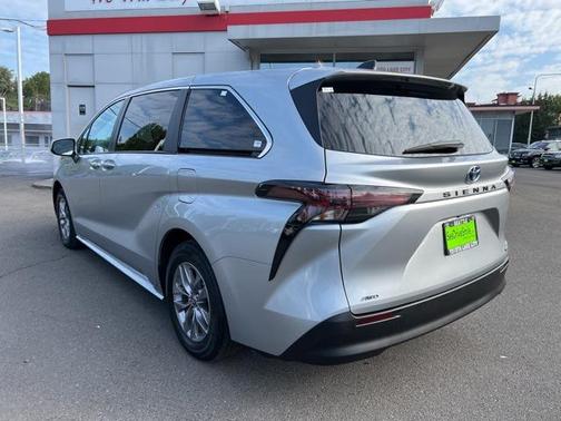 2023 Toyota Sienna LE