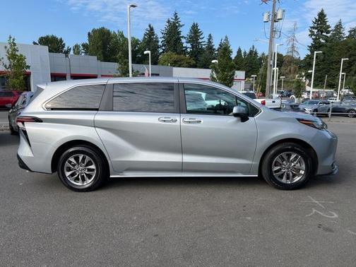 2023 Toyota Sienna LE