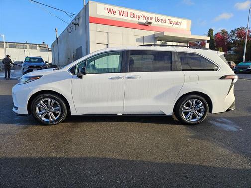 2023 Toyota Sienna XSE 7 Passenger