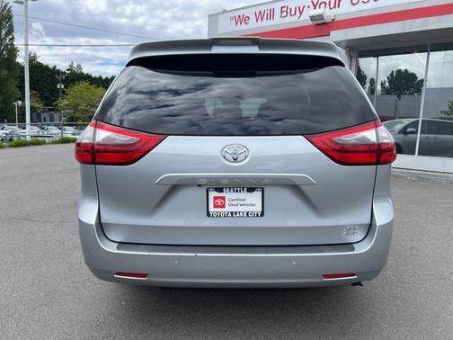2020 Toyota Sienna XLE