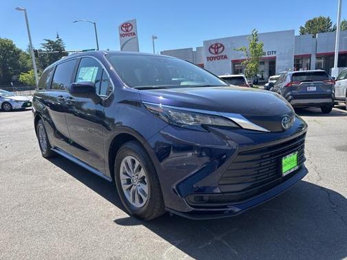 2025 Toyota Sienna LE