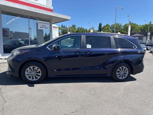 2025 Toyota Sienna LE