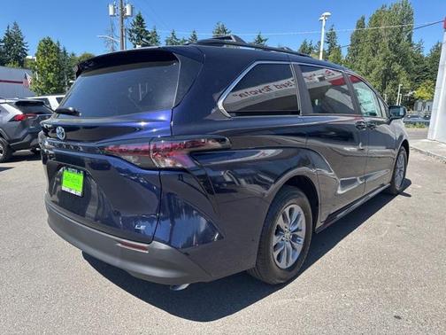 2025 Toyota Sienna LE