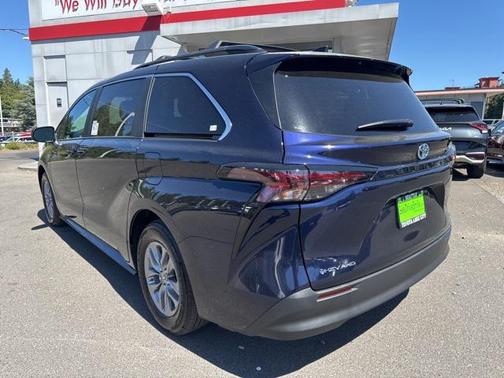 2025 Toyota Sienna LE