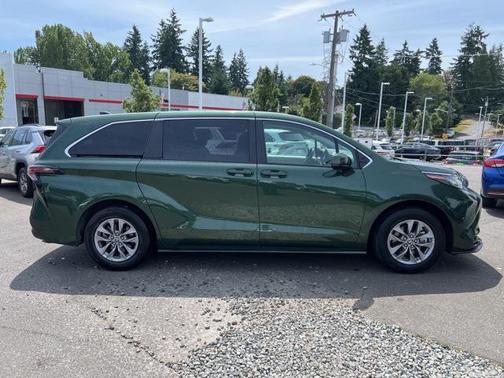 2023 Toyota Sienna LE
