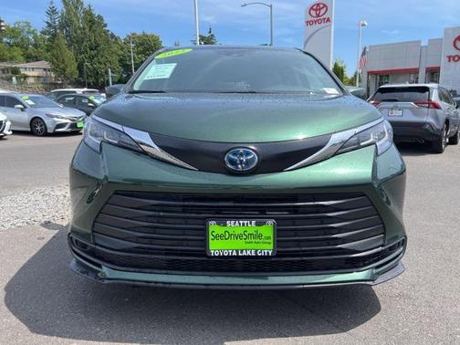 2023 Toyota Sienna LE