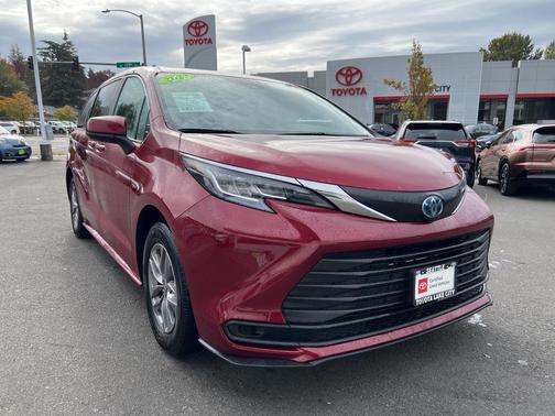 2023 Toyota Sienna LE