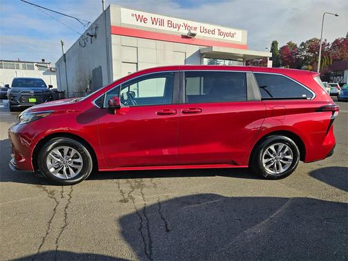2023 Toyota Sienna LE
