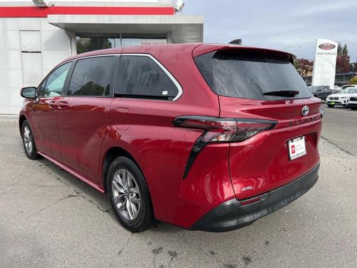 2023 Toyota Sienna LE
