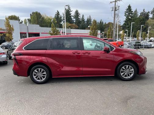 2023 Toyota Sienna LE
