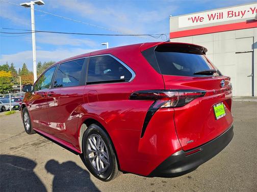 2023 Toyota Sienna LE