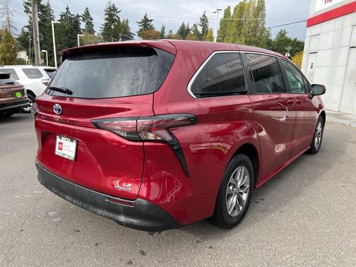 2023 Toyota Sienna LE