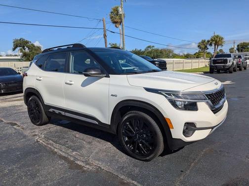 Clear White/Black Roof 2023 Kia Seltos Nightfall Edition