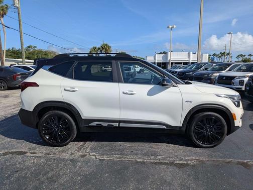 Clear White/Black Roof 2023 Kia Seltos Nightfall Edition