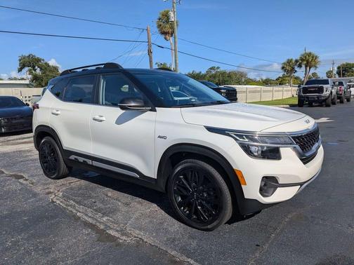 Clear White/Black Roof 2023 Kia Seltos Nightfall Edition