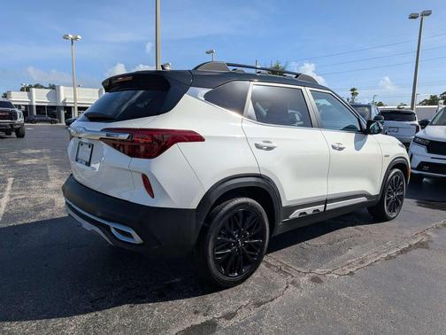 Clear White/Black Roof 2023 Kia Seltos Nightfall Edition