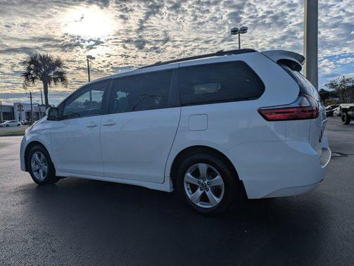 2019 Toyota Sienna LE