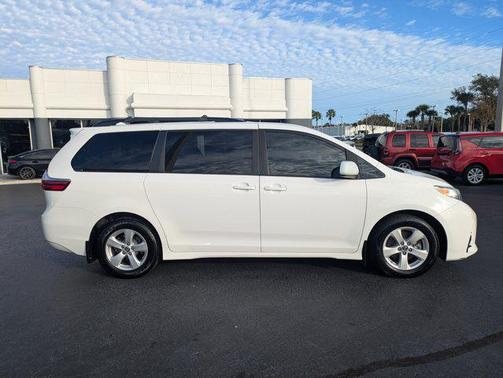 2019 Toyota Sienna LE