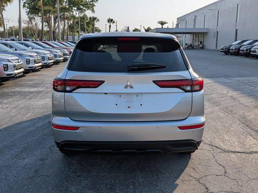 ALLOY SILVER META 2024 Mitsubishi Outlander ES 2.5 2WD