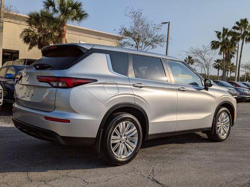 ALLOY SILVER META 2024 Mitsubishi Outlander ES 2.5 2WD