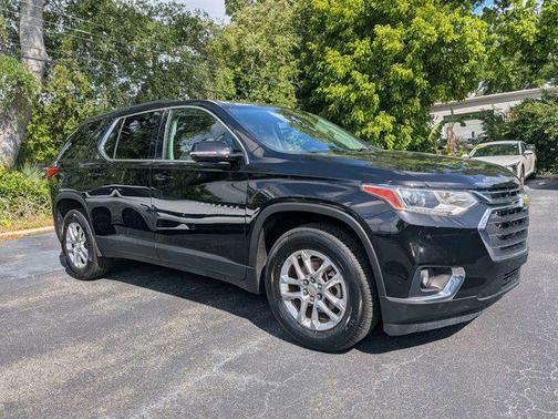 Mosaic Black Metallic 2020 Chevrolet Traverse LT Cloth