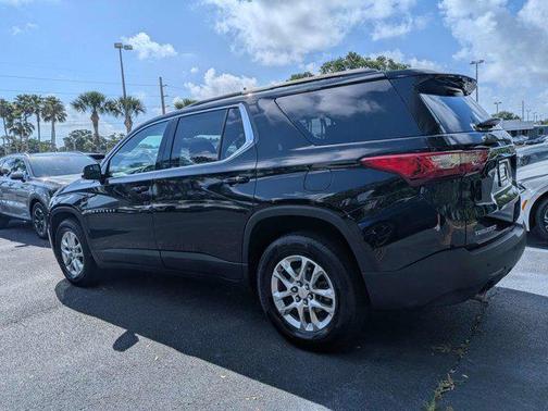 Mosaic Black Metallic 2020 Chevrolet Traverse LT Cloth