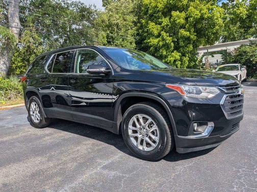 Mosaic Black Metallic 2020 Chevrolet Traverse LT Cloth