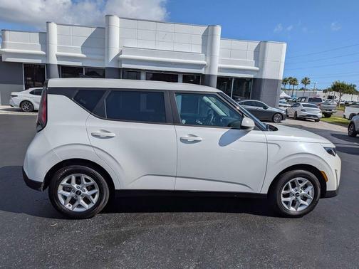 Snow White Pearl 2025 Kia Soul LX