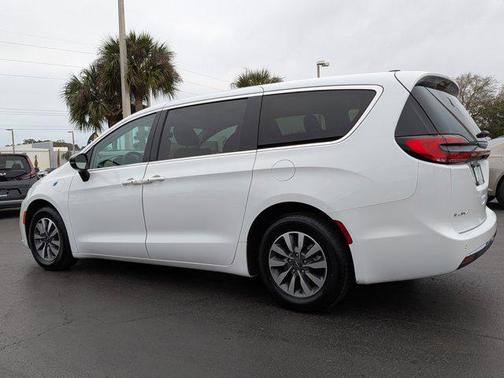 2024 Chrysler Pacifica Hybrid Select
