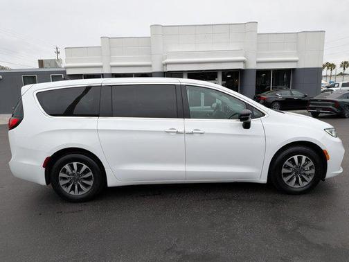 2024 Chrysler Pacifica Hybrid Select
