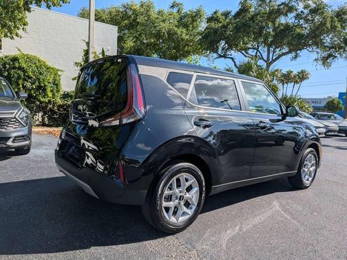 Fusion Black 2025 Kia Soul LX
